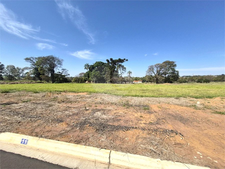 Terreno comercial á venda no condomínio Jardim Larine