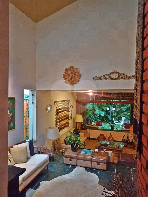 Casa à venda com 4 quartos, sendo 2 suítes,  em Morumbi, São Paulo, SP