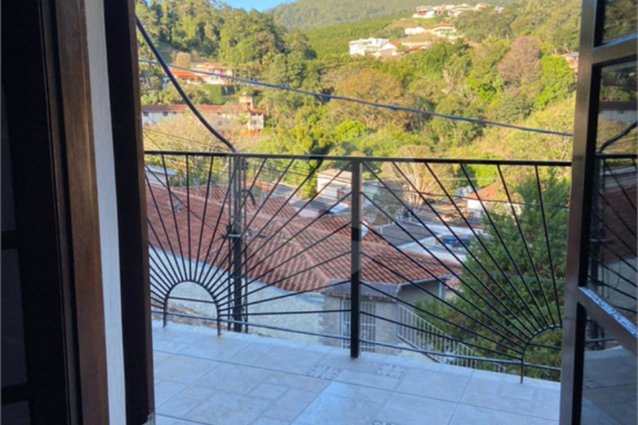 Casa à venda com 4 quartos, sendo 2 suítes,  no Centro, Serra Negra, SP