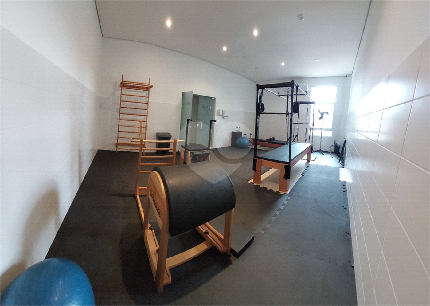 Casa à venda com 5 quartos, sendo 4 suítes, no condomínio Figueira Garden, Atibaia - SP