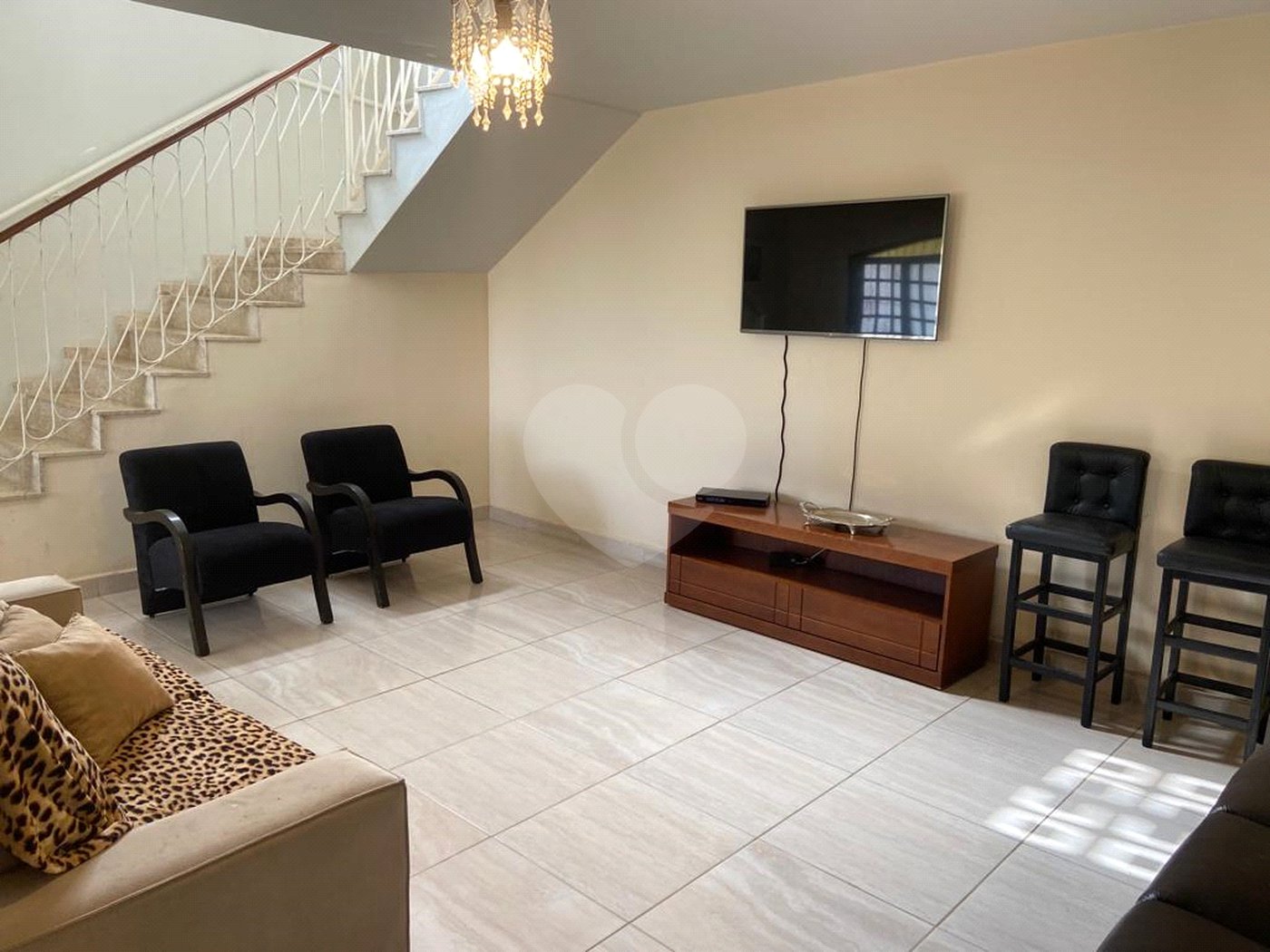 Casa à venda com 5 quartos, sendo 4 suítes, no condomínio Vilarejo Estoril, Mairiporã - SP