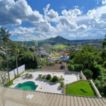 Casa à venda com 4 quartos, sendo 2 suítes, no condomínio Flamboyant, Atibaia - SP