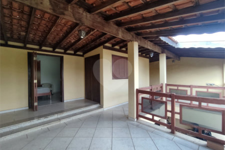 Sobrado espaçoso com 3 quartos,no Parque Fehr á Venda!