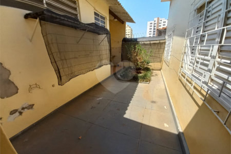 Casa Térrea com 3 dormitórios, sendo 1 suíte.