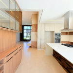 Casa térrea com 3 suítes no Condomínio Residencial Viena em Indaiatuba-SP - Acabamento de alto padrão - R$ 1.690.000,00 - AT 250 m² - AC 158 m² - 3 suítes,, sendo 1 suíte master com closet - Sala para dois ambientes (estar e jantar) - Cozinha planejada com ilha cooktop, forno elétrico e micro-ondas,