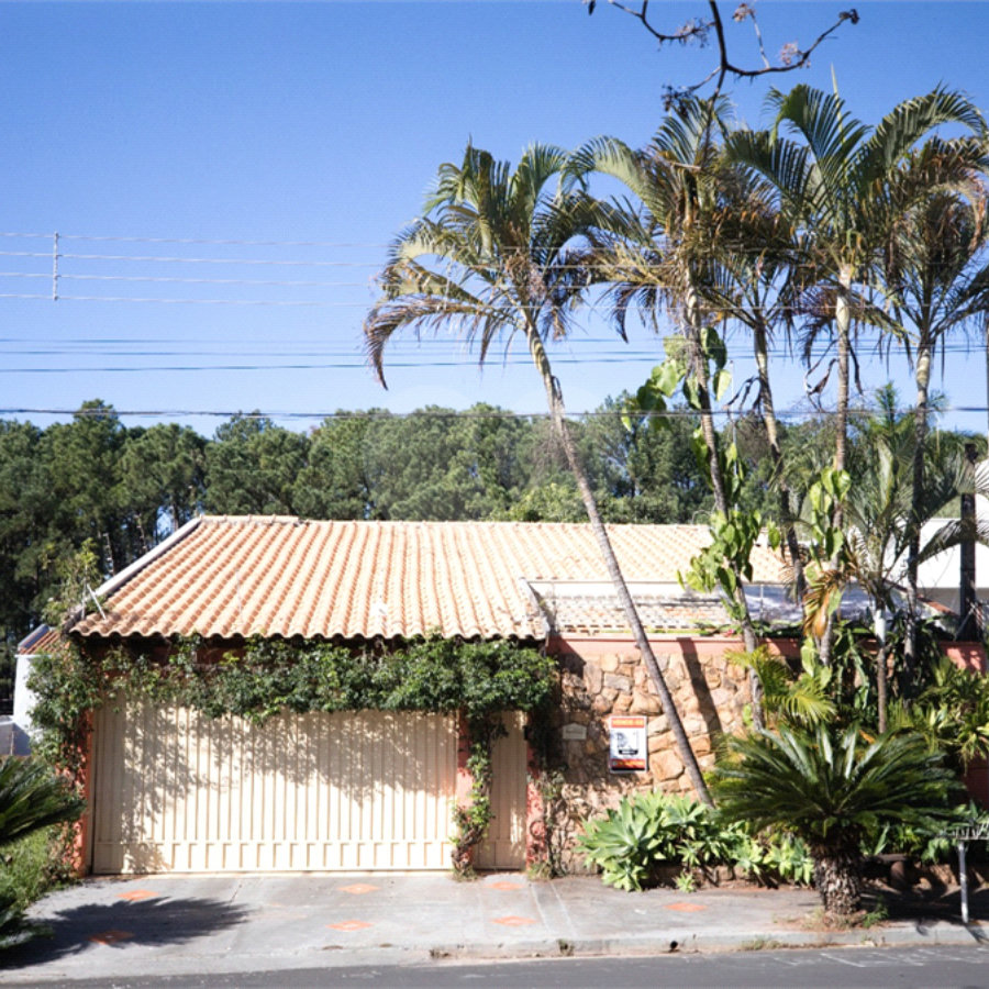 Casa com 4 Dormitórios e área de lazer com piscina