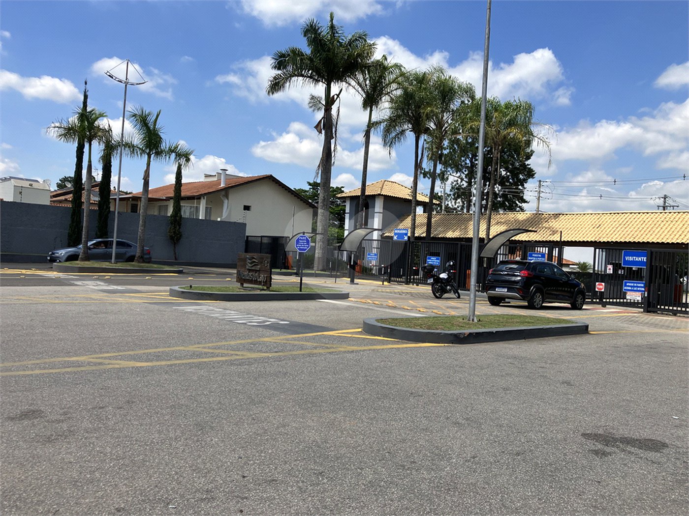 Casa à venda com 4 quartos, sendo 2 suítes, no condomínio Vivendas do Lago, Sorocaba - SP