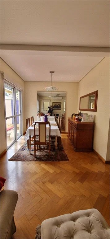 Casa à venda com 4 quartos, sendo 2 suítes,  no condomínio Casas de Windsor, São Paulo - SP