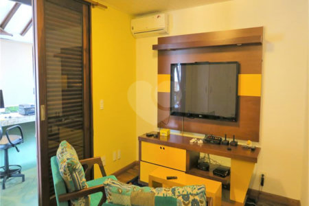 Casa à venda com 4 quartos, sendo 2 suítes, em Jardim Leonor, São Paulo, SP