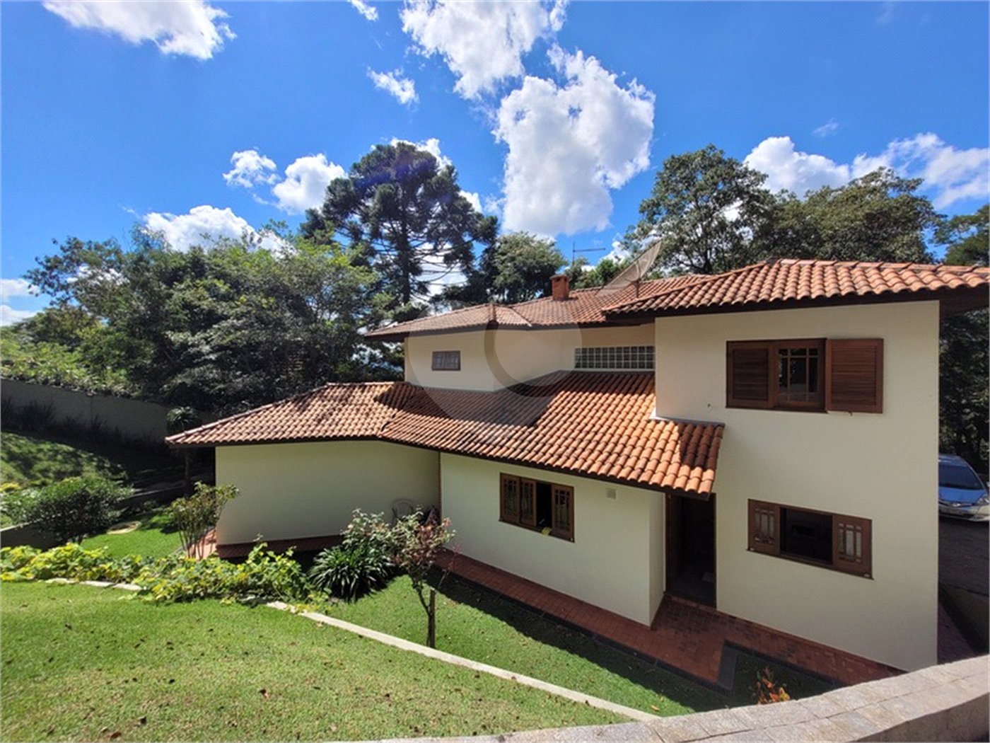 Casa à venda com 4 quartos, sendo 2 suítes, no condomínio Alpes da Cantareira, Mairiporã - SP