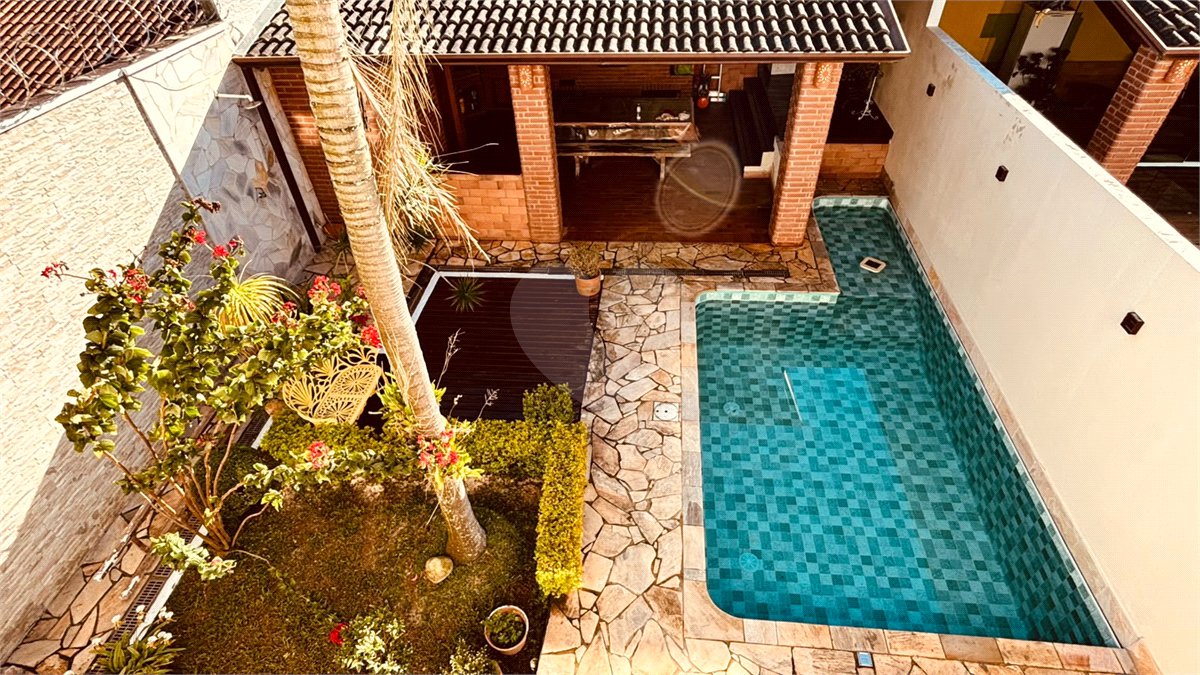 Sobrado à venda com 3 quartos, sendo 1 suíte, em Chácara Recanto Verde, Cotia, SP