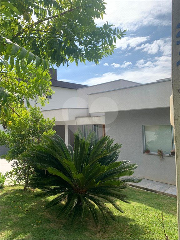 Casa à venda com 3 quartos, sendo 1 suíte, no condomínio Residencial Ponderosa, São Roque - SP
