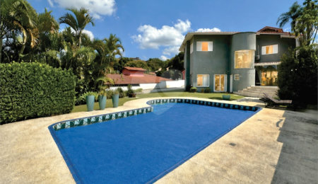 Casa à venda com 4 quartos, sendo 2 suítes,  no condomínio Granja Vianna II, Cotia - SP