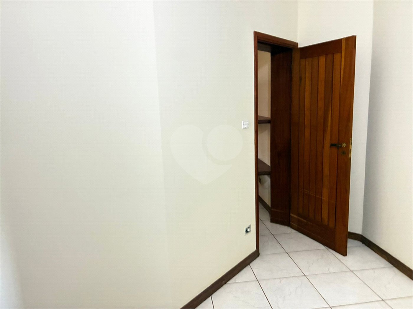 Sobrado para alugar com 4 quartos, sendo 2 suítes,  no Centro, Três Lagoas, MS