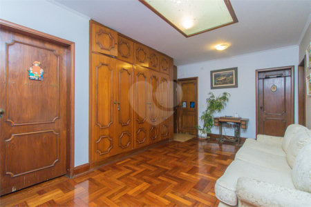 Sobrado à venda com 5 quartos, sendo 2 suítes,  em Granja Julieta, São Paulo, SP