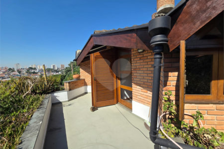 Casa à venda com 4 quartos, sendo 2 suítes, em Cidade São Francisco, São Paulo, SP