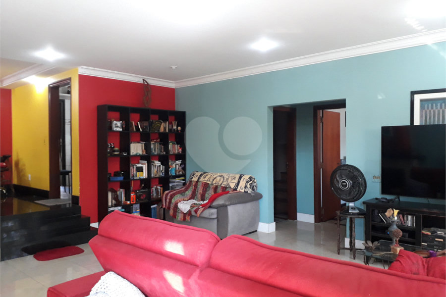 Sobrado à venda com 4 quartos, sendo 1 suíte, em Vila Constança, São Paulo, SP