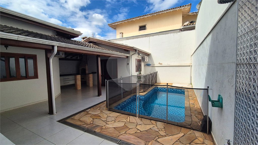 Casa à venda com 4 quartos, sendo 2 suítes, no condomínio Residencial Grape Village, Vinhedo - SP