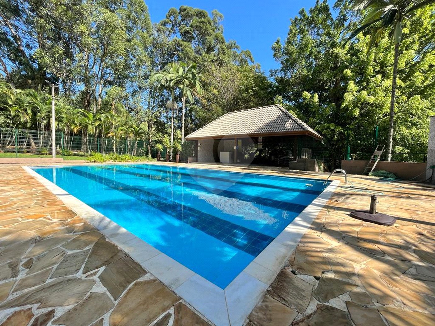 Casa à venda com 5 quartos, sendo 3 suítes, no condomínio Santa Teresa 1, Vinhedo - SP
