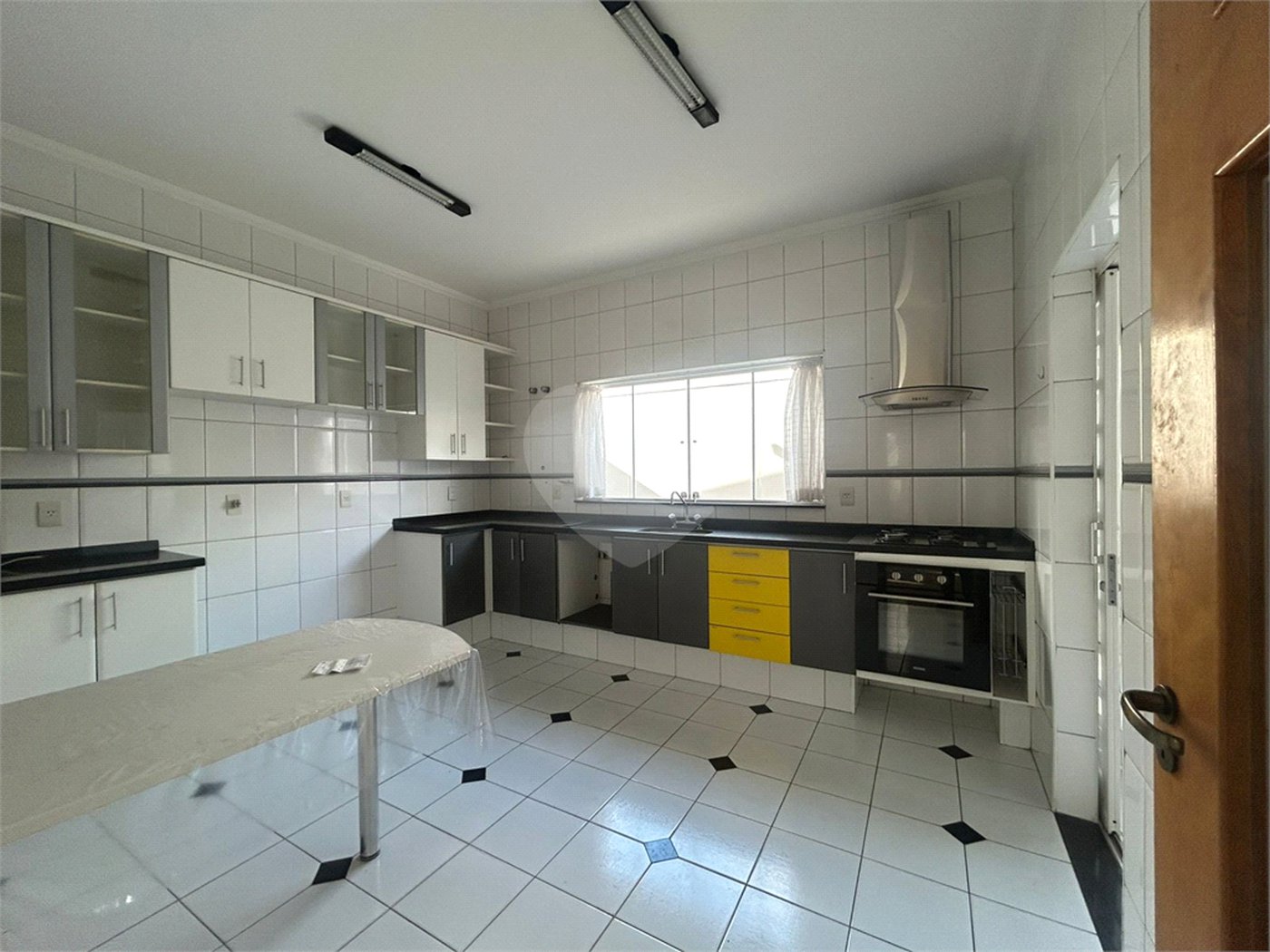 Casa à venda com 4 quartos, sendo 1 suíte,  no condomínio Lago da Boa Vista, Sorocaba - SP