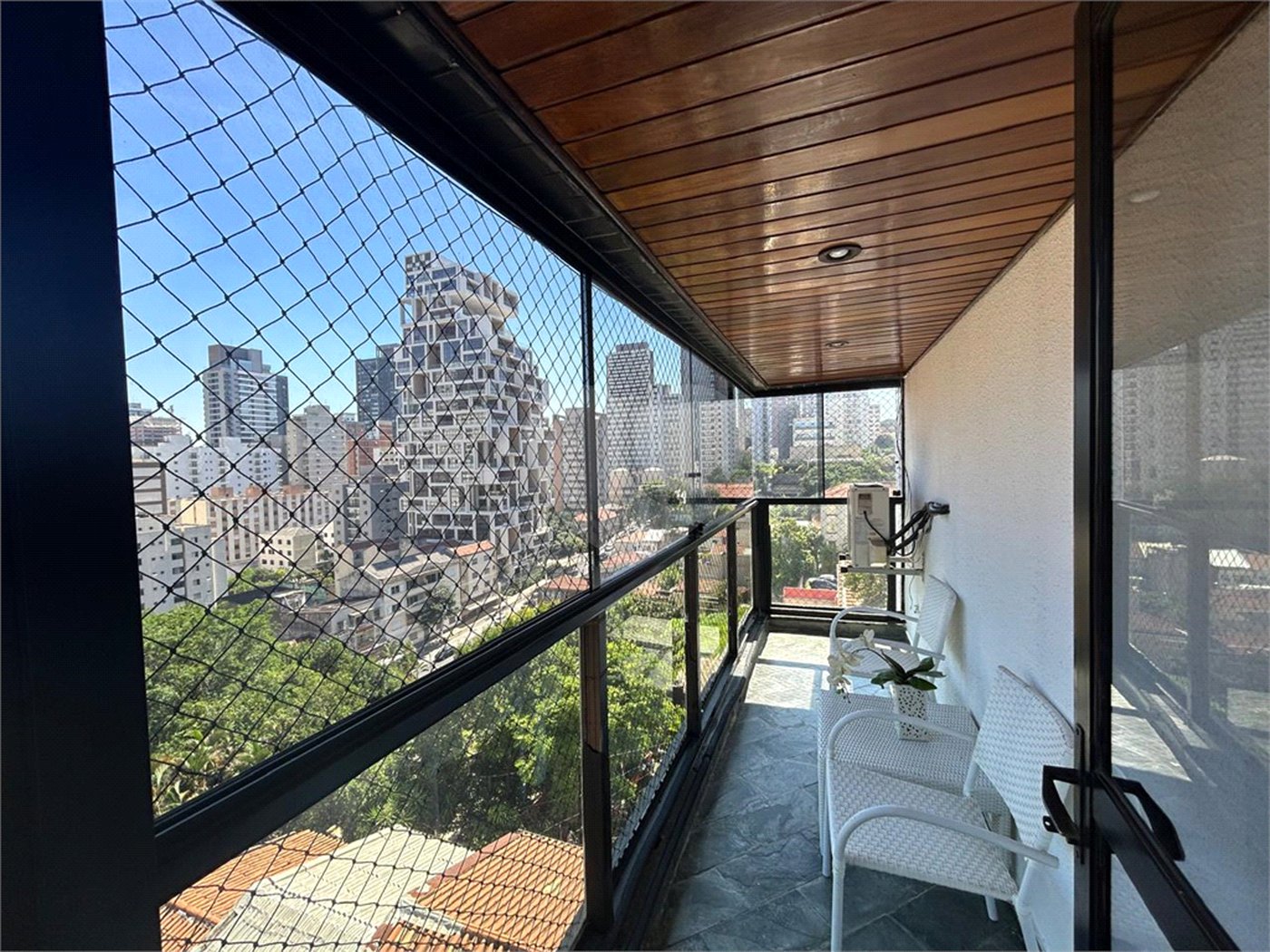 Apartamento para alugar com 3 quartos, sendo 1 suíte,  em Pinheiros, São Paulo, SP