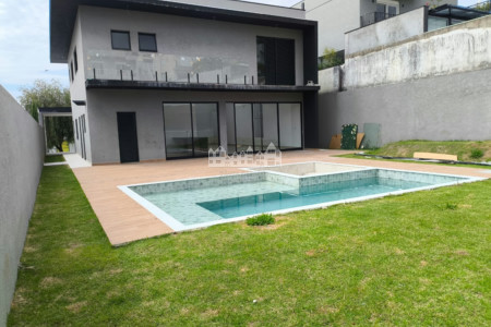 Casa à venda com 4 suítes no condomínio Figueira Garden, Atibaia - SP