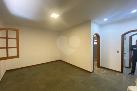 Casa à venda com 4 quartos, sendo 2 suítes,  em Jardim do Lago, Atibaia, SP