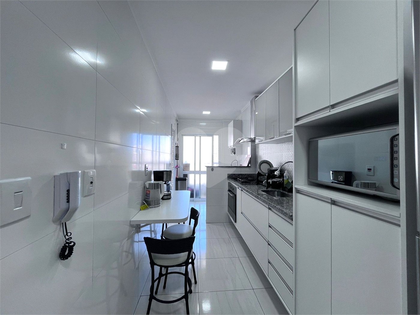 Apartamento à venda com 2 quartos, sendo 1 suíte, em Guilhermina, Praia Grande, SP