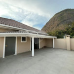 Casa à venda com 4 quartos, sendo 2 suítes, no condomínio Pedra Mar, Rio de Janeiro - RJ