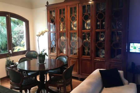 Casa à venda com 5 quartos, sendo 2 suítes,  em Jardim Everest, São Paulo, SP
