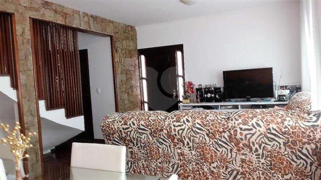 Sobrado à venda com 4 quartos, sendo 2 suítes, em Vila Nivi, São Paulo, SP