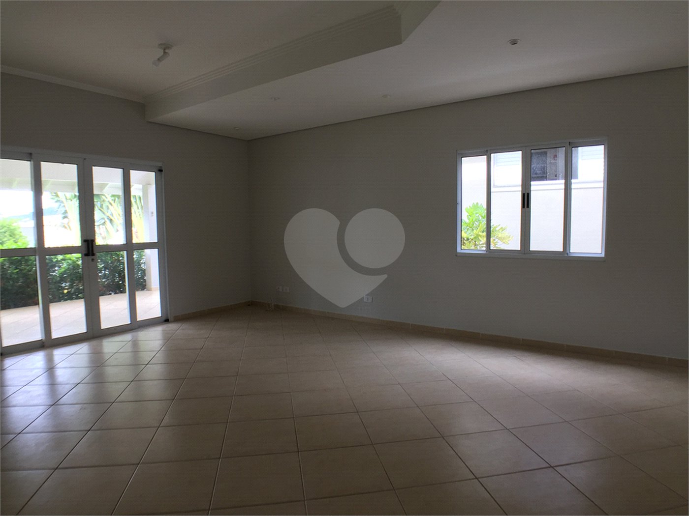 Casa à venda ou para alugar com 3 suítes no condomínio Recanto dos Paturis, Vinhedo - SP