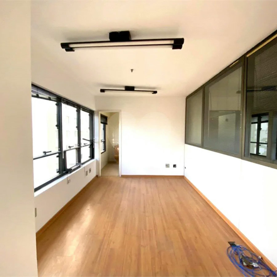 SALA COMERCIAL 55m2 Á VENDA NA VILA MARIANA (LADO DIREITO)