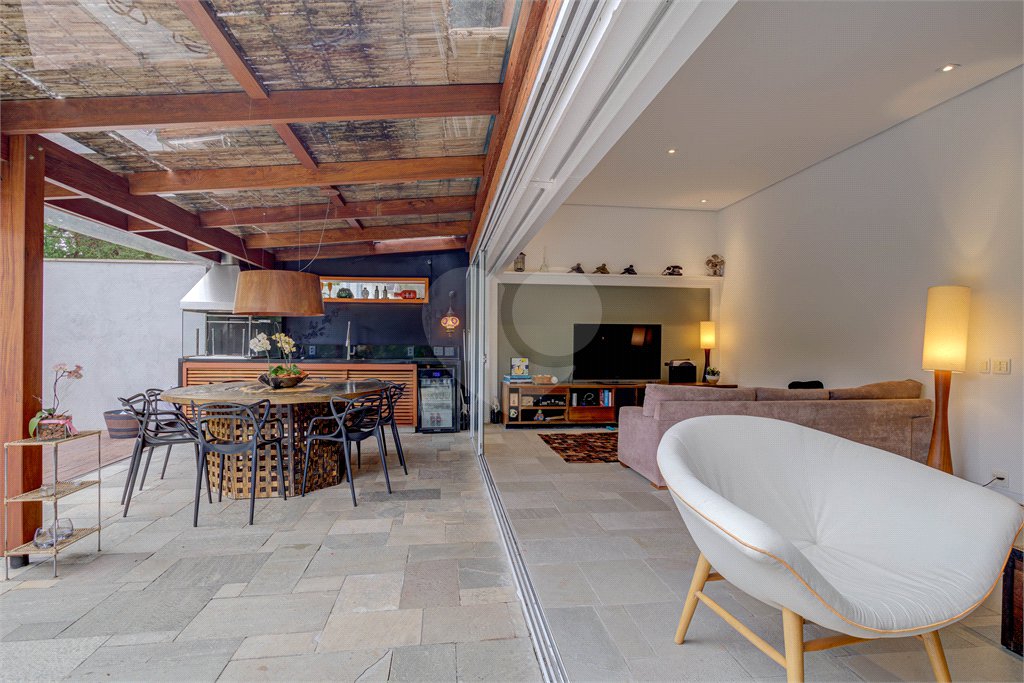 Casa à venda com 4 quartos, sendo 2 suítes, no condomínio Vila Antonieta, São Paulo - SP