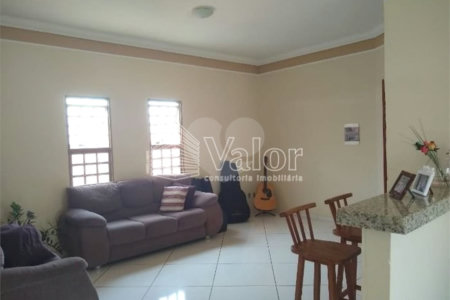 Casa Térrea com 3 dormitórios, sendo 1 suíte.