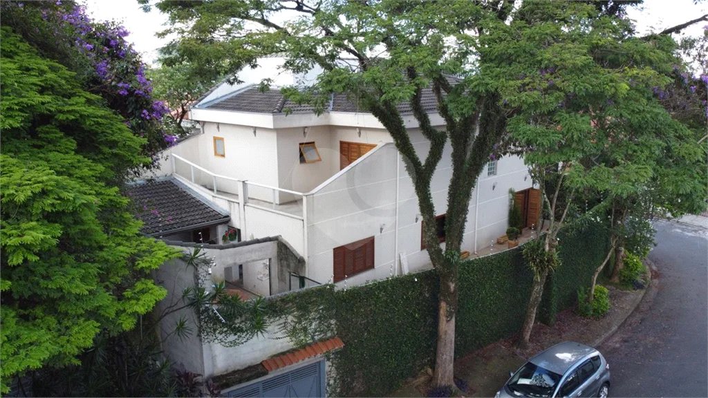 Lindo sobrado, possui 3 dormitórios, sendo 1 suíte master com sacada, banheira, e 4 vagas