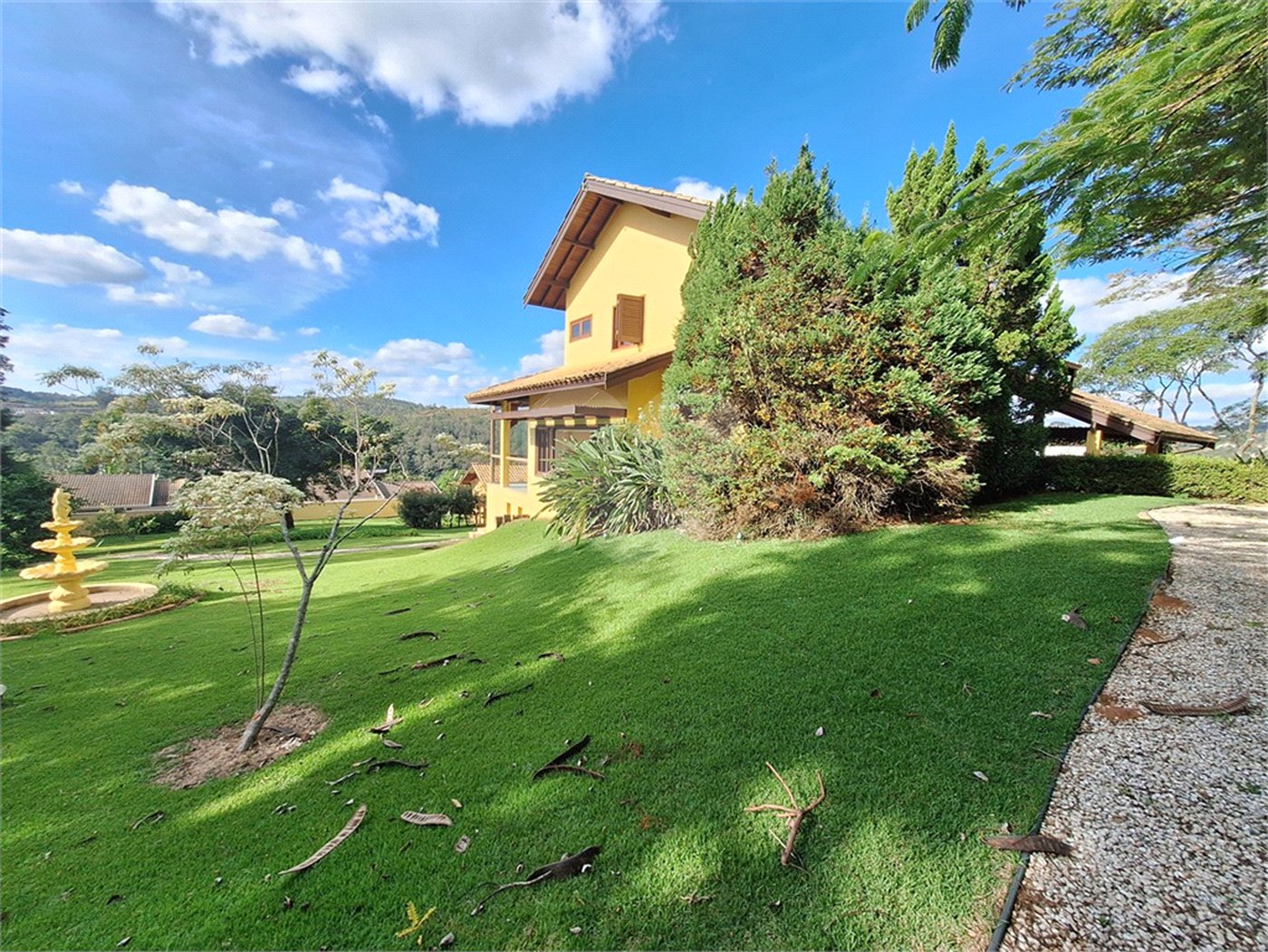 Casa à venda com 3 suítes no condomínio Chácaras do Lago, Vinhedo - SP