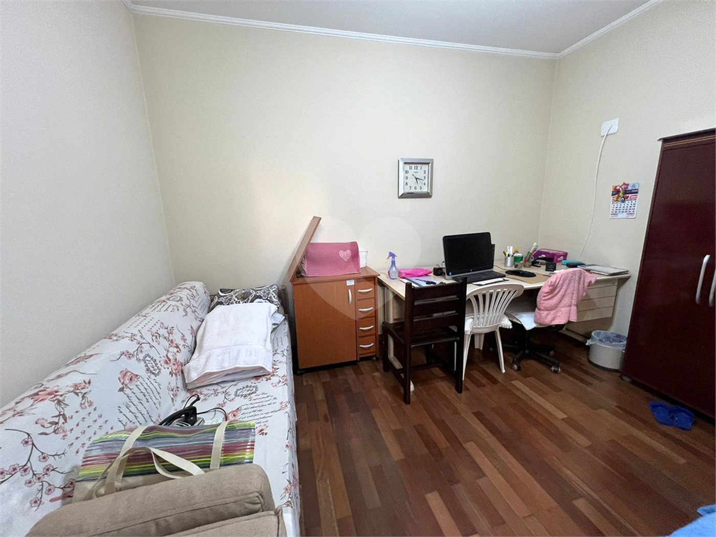 Ampla casa no condomÍnio Parque Fehr, contendo: