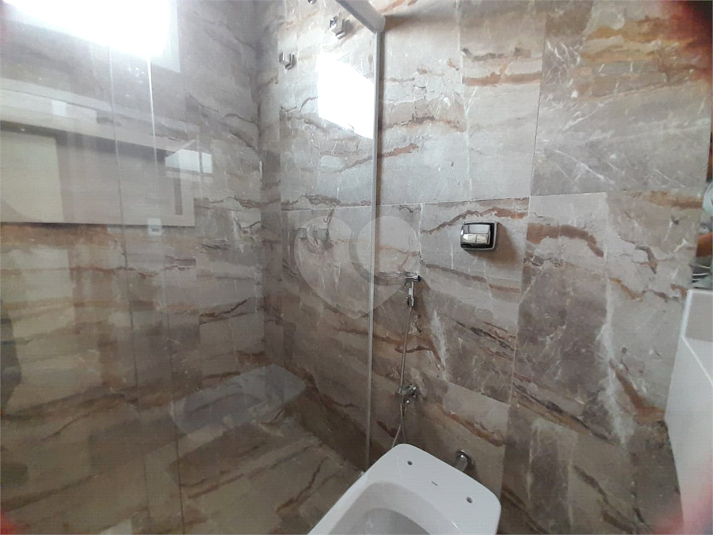 Belíssima Casa à Venda no Condomínio Damha IV