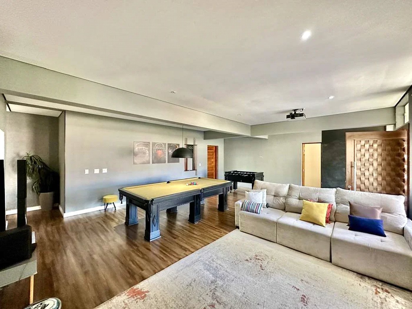 Casa à venda com 4 quartos, sendo 3 suítes,  no condomínio Vilarejo, Carapicuíba - SP