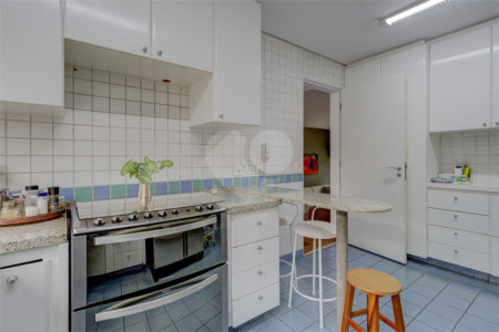 Casa à venda com 4 quartos, sendo 2 suítes, no condomínio Vila Antonieta, São Paulo - SP
