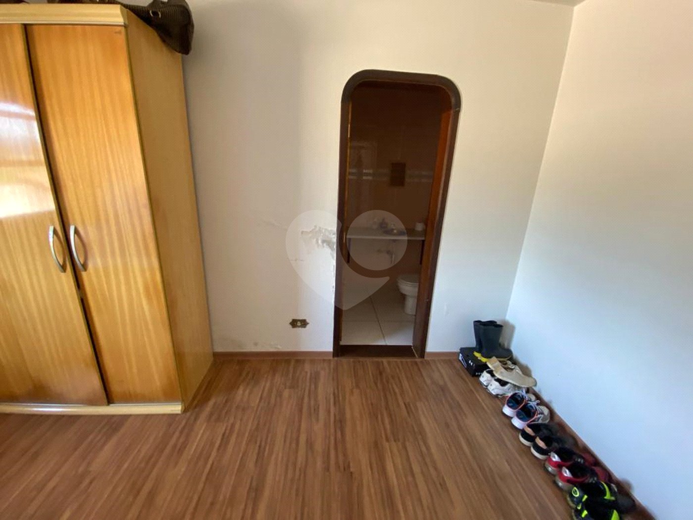 Casa à venda com 5 quartos, sendo 4 suítes, no condomínio Vilarejo Estoril, Mairiporã - SP