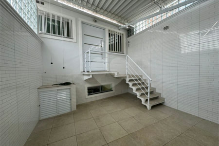 Sobrado à venda com 5 quartos, sendo 3 suítes, em Vila Nivi, São Paulo, SP