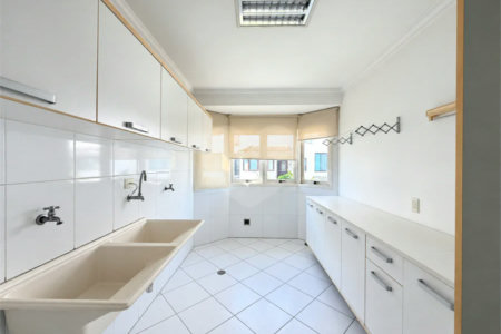 Casa à venda com 3 quartos, sendo 1 suíte, no condomínio Vila das Emboabas, São Paulo - SP