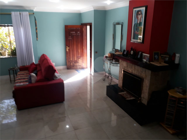 Sobrado à venda com 4 quartos, sendo 1 suíte,  em Vila Constança, São Paulo, SP