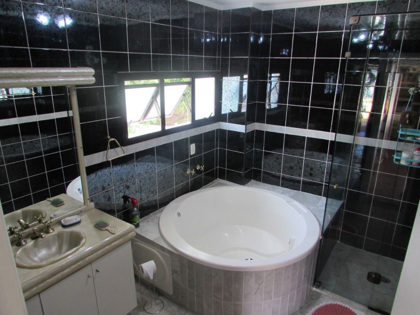 Casa de Alto Padrão com 5 Suítes e Lazer Completo– Guarujá