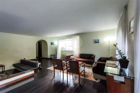Sobrado à venda com 4 quartos, sendo 2 suítes,  em Jardim Morumbi, São Paulo, SP