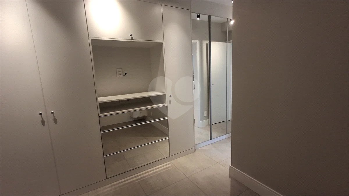 Apartamento com 2 vagas no Campo Belo