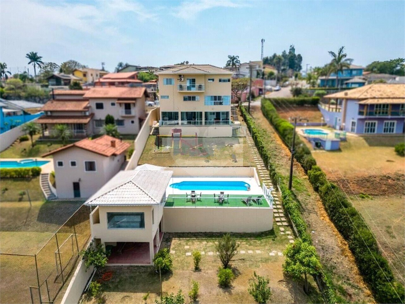 Casa à venda com 3 quartos, sendo 1 suíte, no condomínio Vale do Sol, Bom Jesus dos Perdões - SP