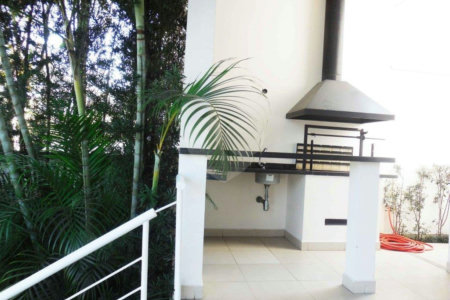 Casa à venda com 4 quartos, sendo 2 suítes, no condomínio Bristol Village, São Paulo - SP